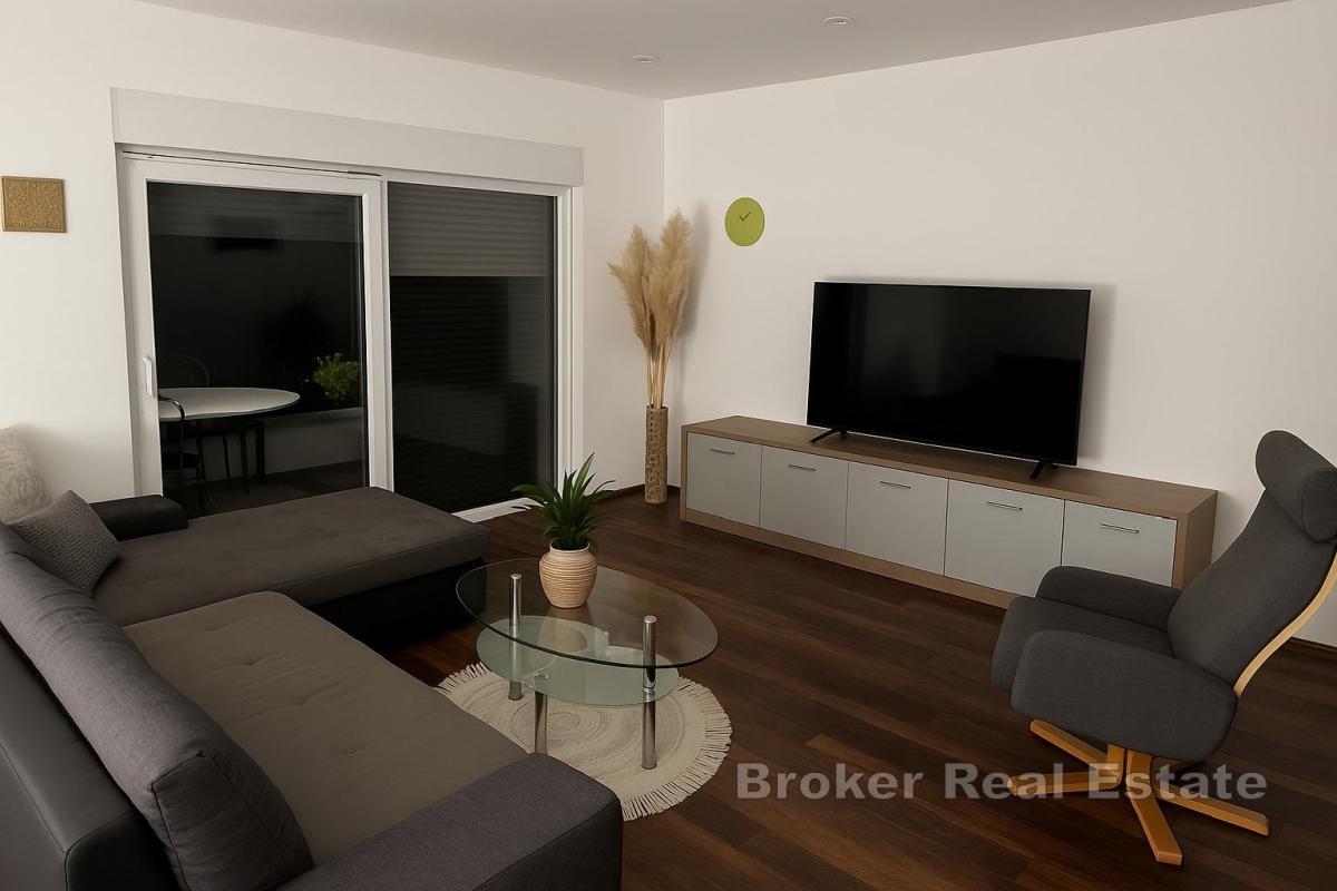 Wolnostojący, nowo wybudowany dom w spokojnej okolicy