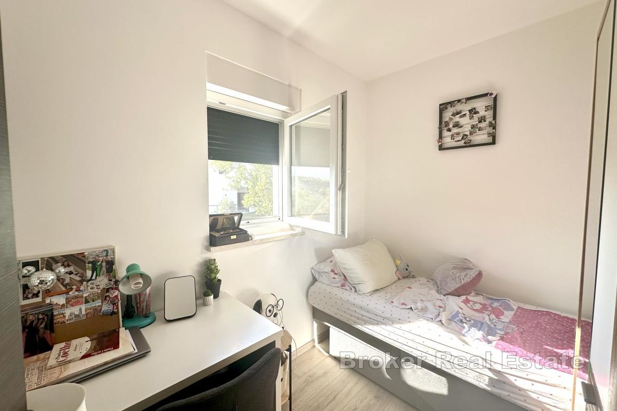Fristående, nybyggt hus i lugnt läge
