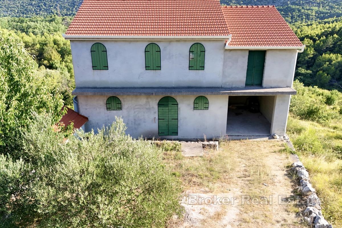 Samostatně stojící dům v nedokončené výstavbě