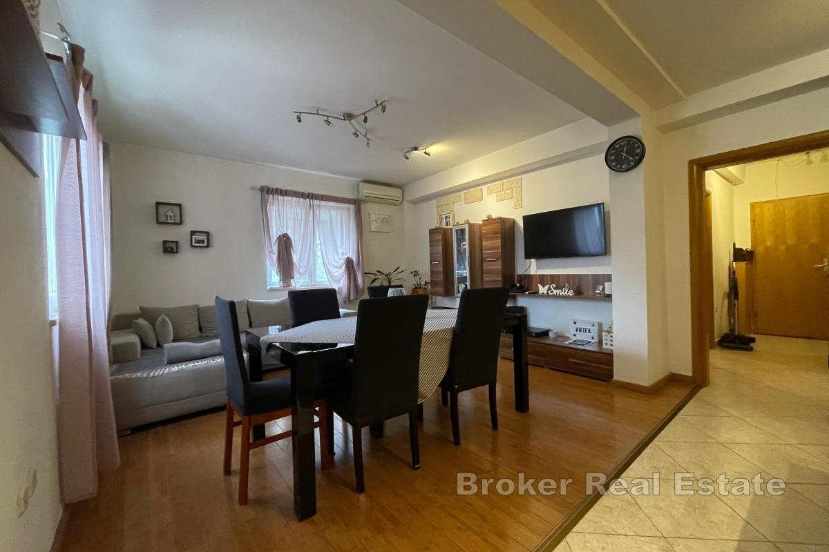 Trerumslägenhet med garage i centrala Kambelovac