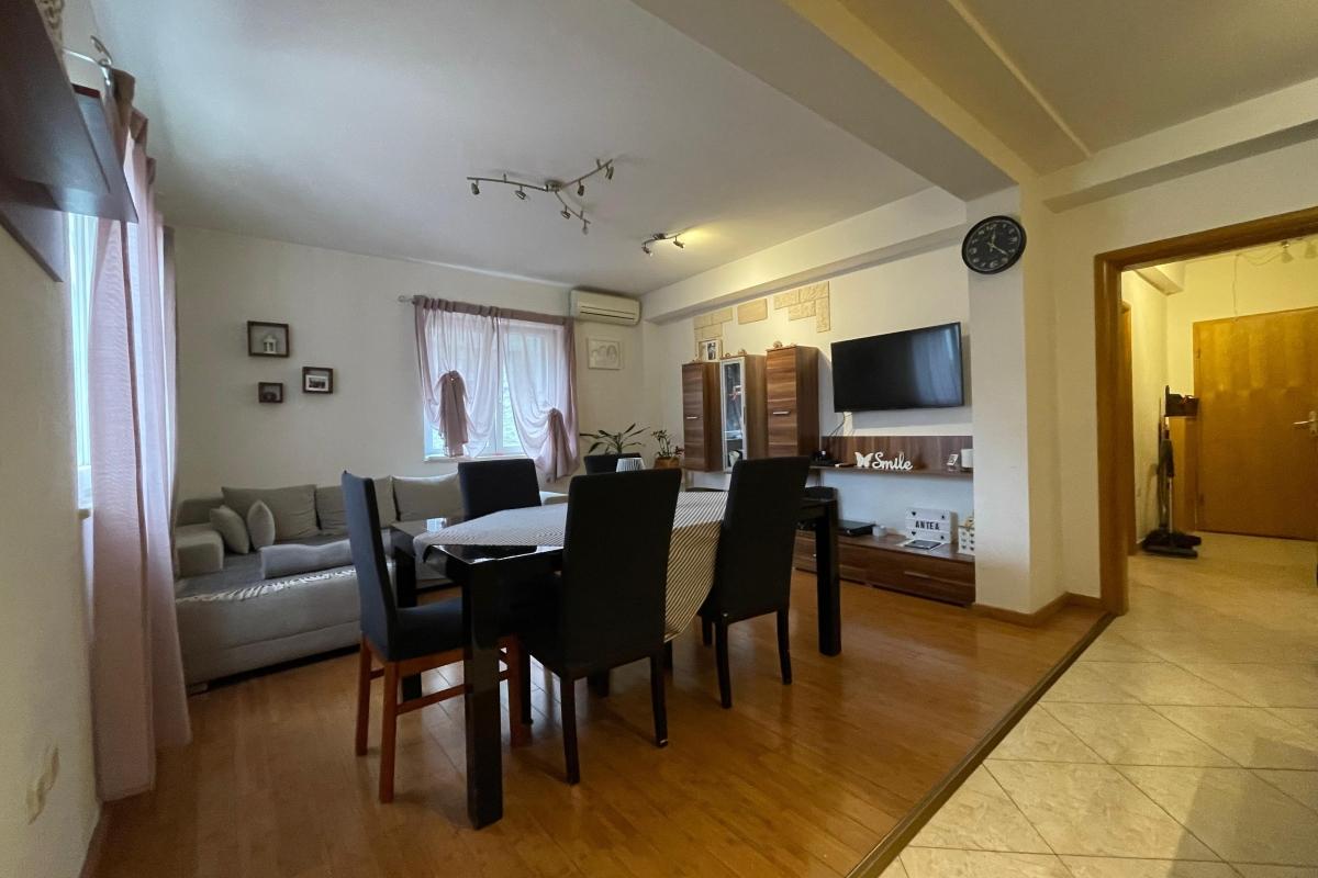 Appartamento con tre camere da letto e garage nel centro di Kambelovac