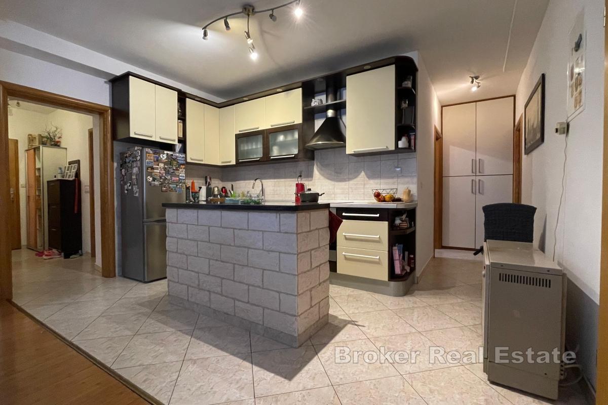 Drei-Zimmer-Wohnung mit Garage im Zentrum von Kambelovac