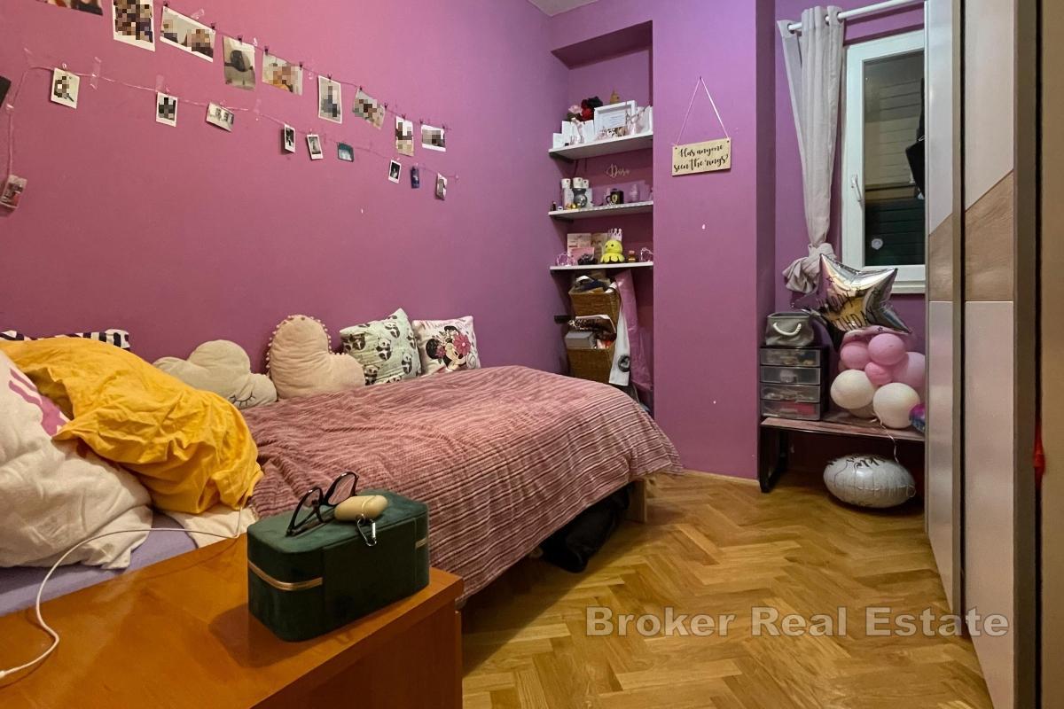 Trerumslägenhet med garage i centrala Kambelovac