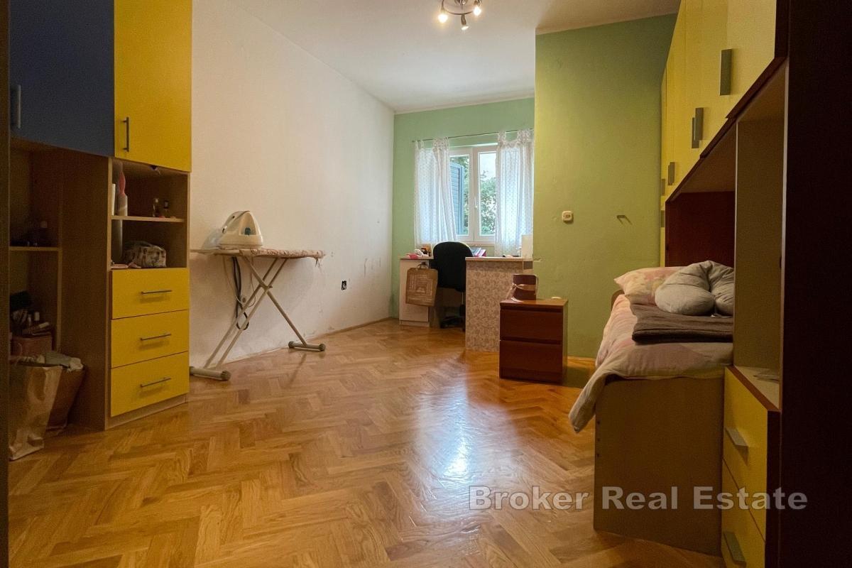 Trerumslägenhet med garage i centrala Kambelovac