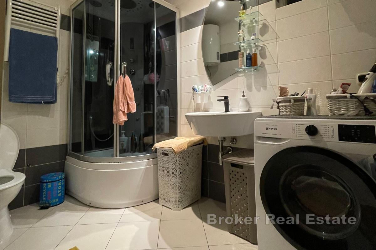 Trerumslägenhet med garage i centrala Kambelovac