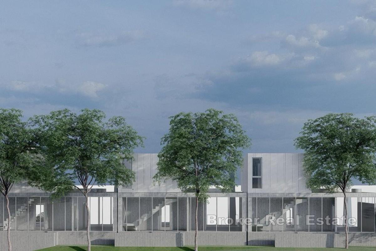 Привлекательный участок под застройку недалеко от моря