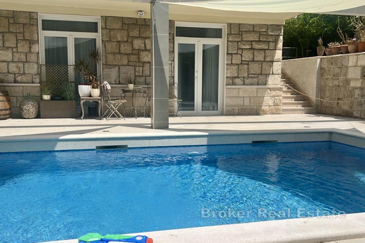 Geräumige Zwei-Zimmer-Wohnung mit Pool und Parkplatz