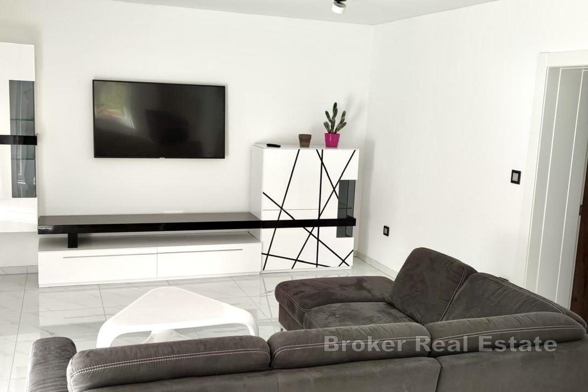 Spacieux appartement deux chambres avec piscine et parking