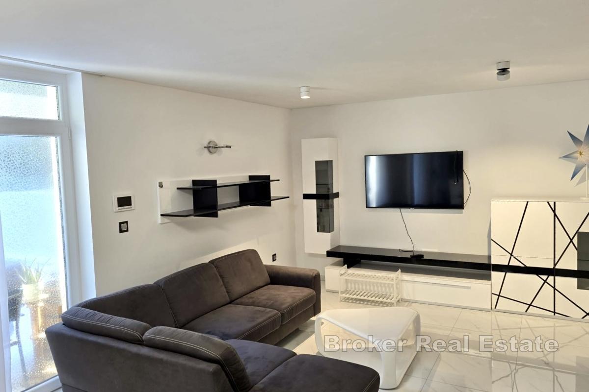 Geräumige Zwei-Zimmer-Wohnung mit Pool und Parkplatz