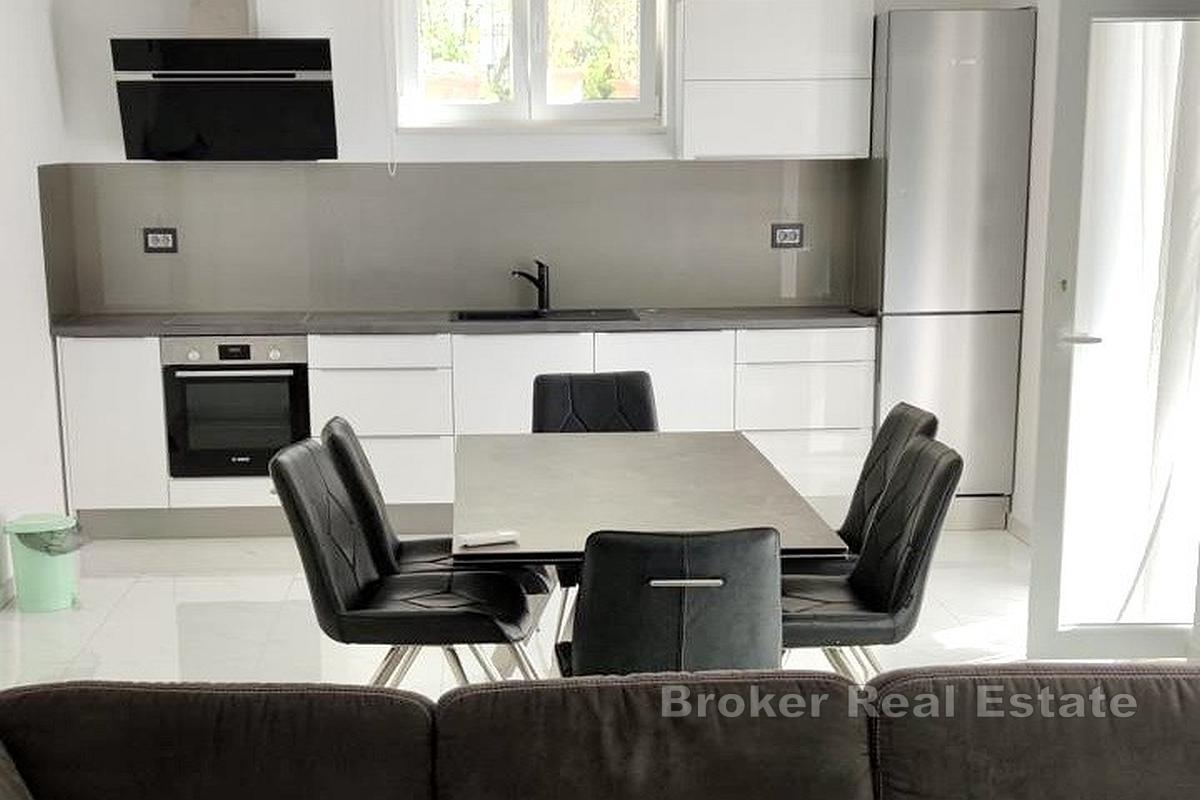 Spacieux appartement deux chambres avec piscine et parking