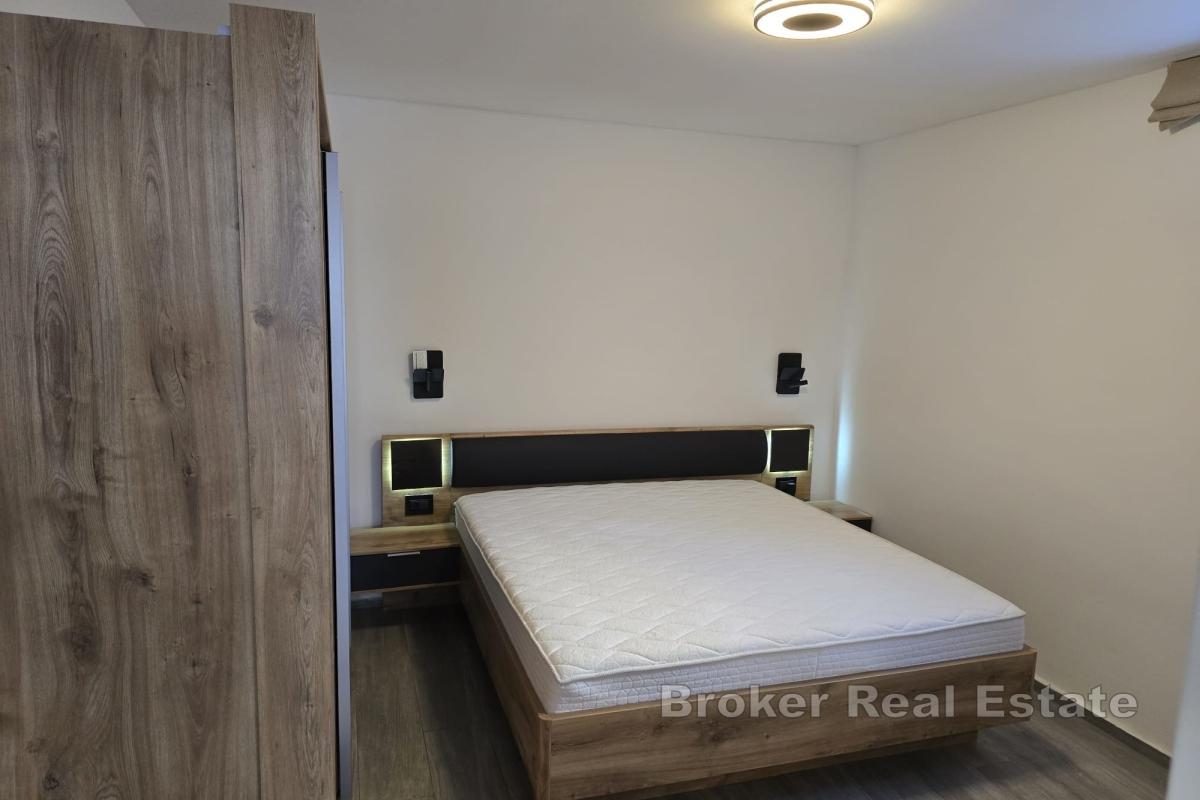 Geräumige Zwei-Zimmer-Wohnung mit Pool und Parkplatz