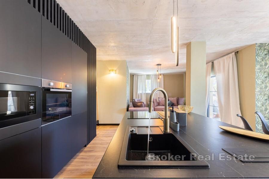 Zwei-Zimmer-Wohnung mit Pool und Garten