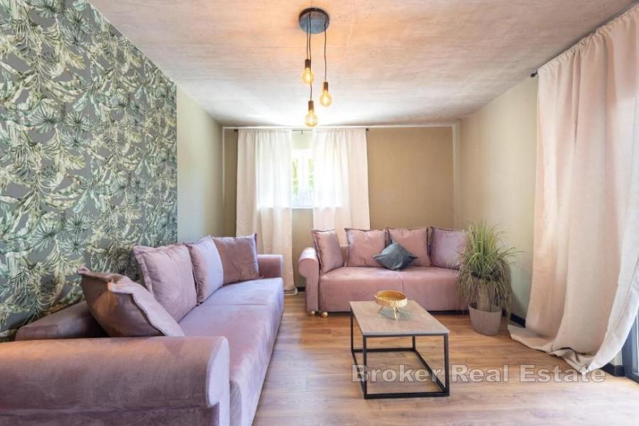 Zwei-Zimmer-Wohnung mit Pool und Garten
