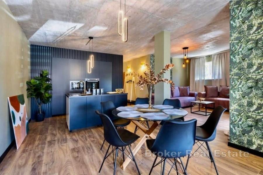 Zwei-Zimmer-Wohnung mit Pool und Garten