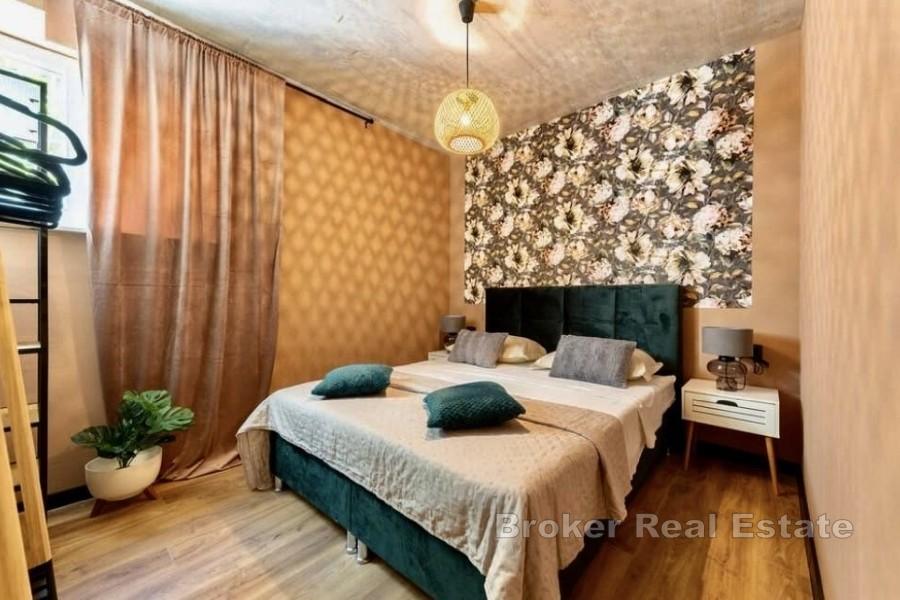 Zwei-Zimmer-Wohnung mit Pool und Garten