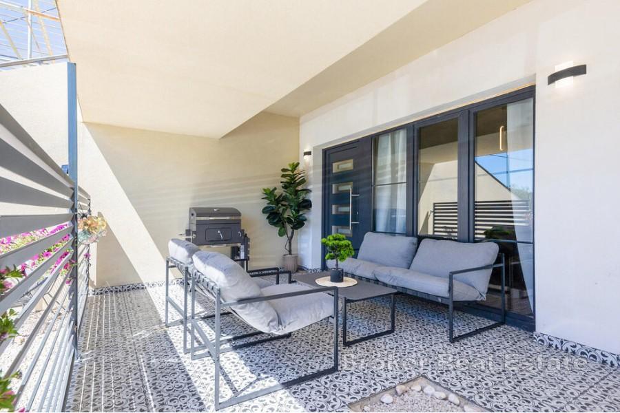 Appartement deux chambres avec piscine et jardin