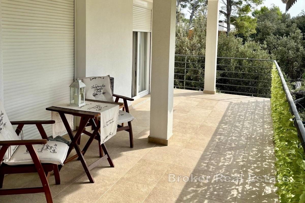 Ampio appartamento con due camere da letto, terrazza e giardino
