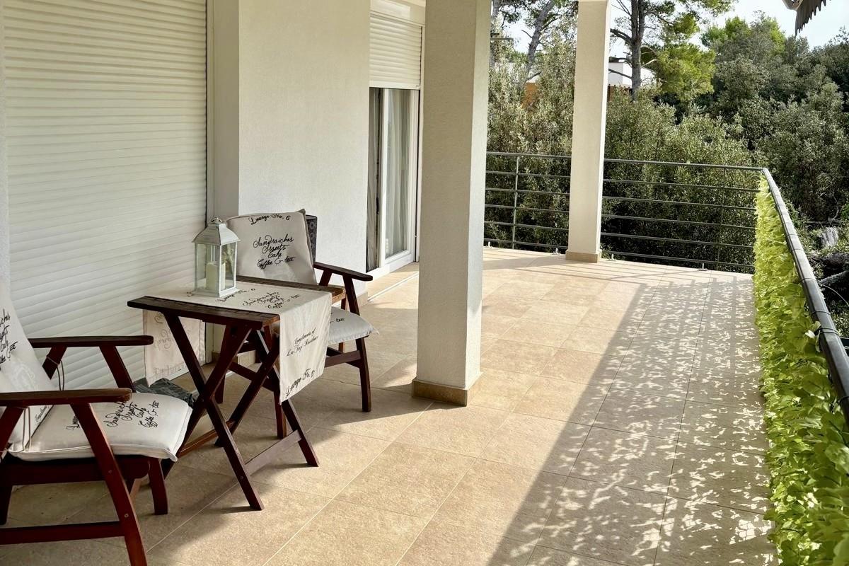 Geräumige Zwei-Zimmer-Wohnung mit Terrasse und Garten