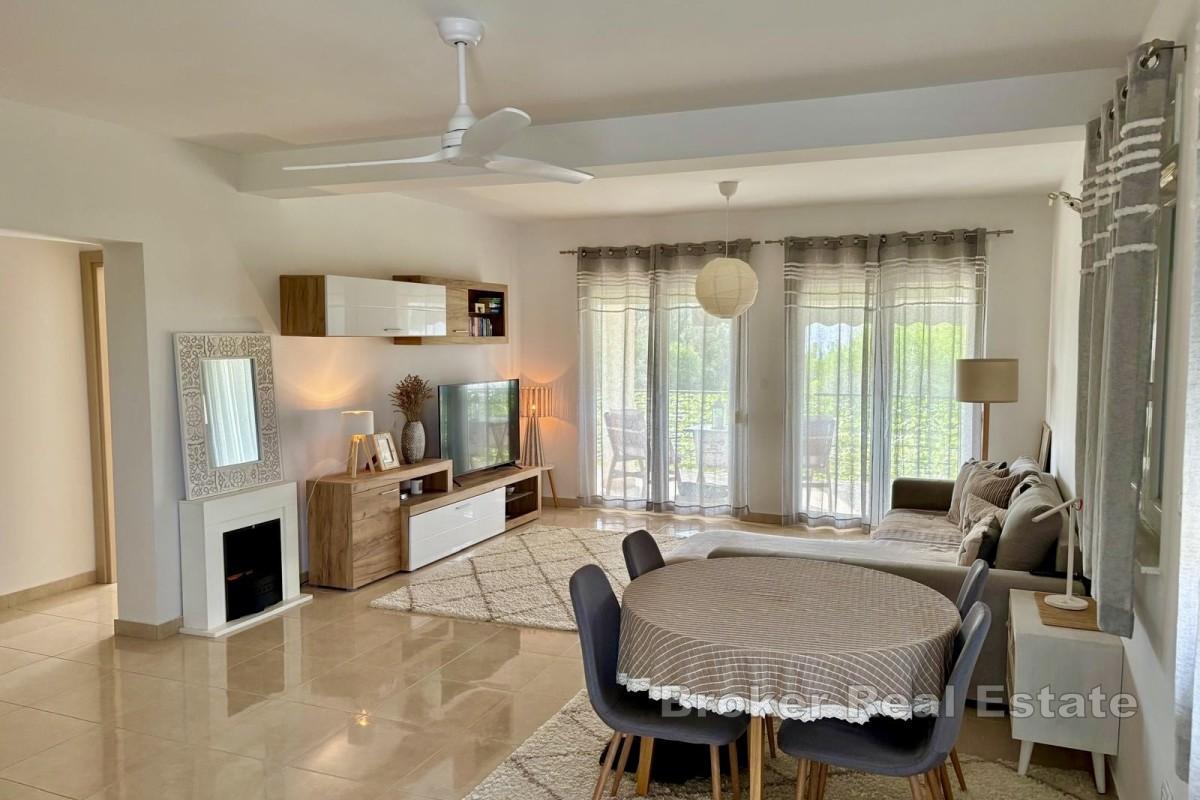 Przestronny apartament z dwiema sypialniami, tarasem i ogrodem