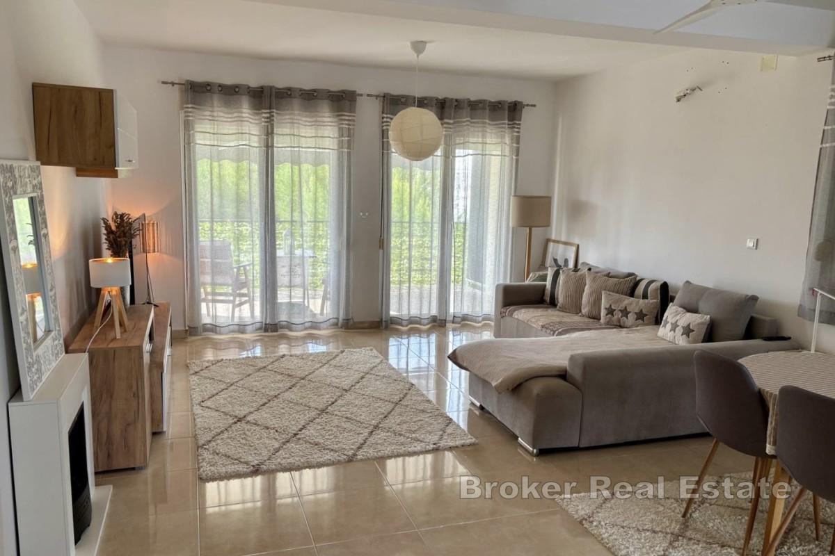 Przestronny apartament z dwiema sypialniami, tarasem i ogrodem