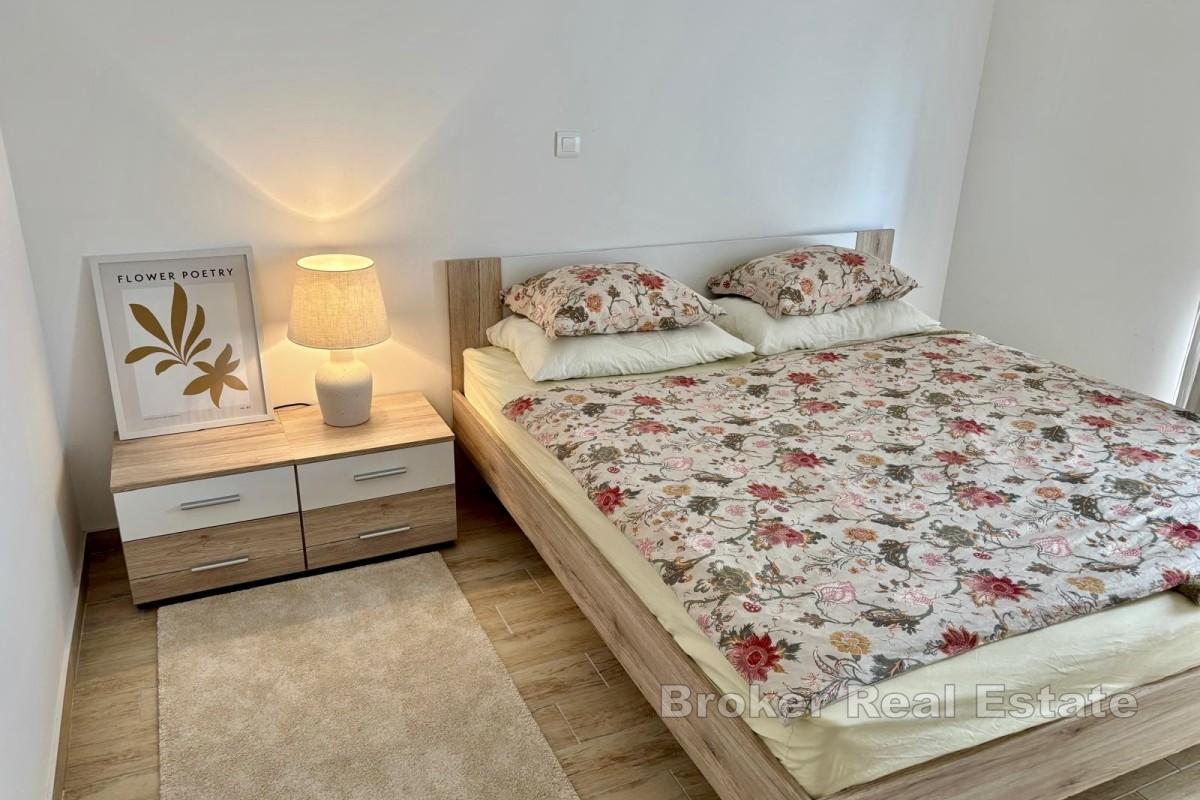 Ampio appartamento con due camere da letto, terrazza e giardino