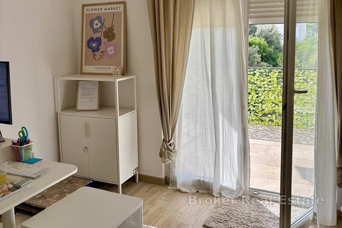 Ampio appartamento con due camere da letto, terrazza e giardino