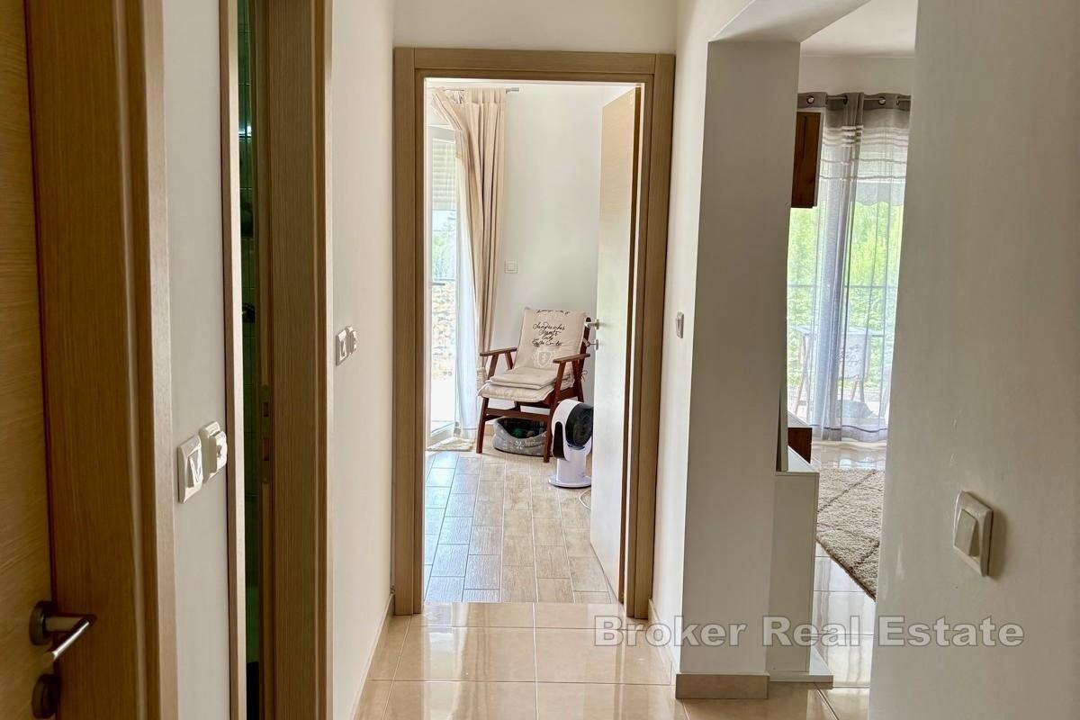 Przestronny apartament z dwiema sypialniami, tarasem i ogrodem