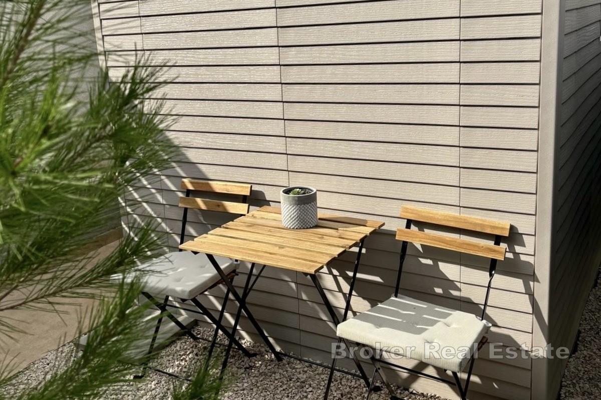 Ampio appartamento con due camere da letto, terrazza e giardino