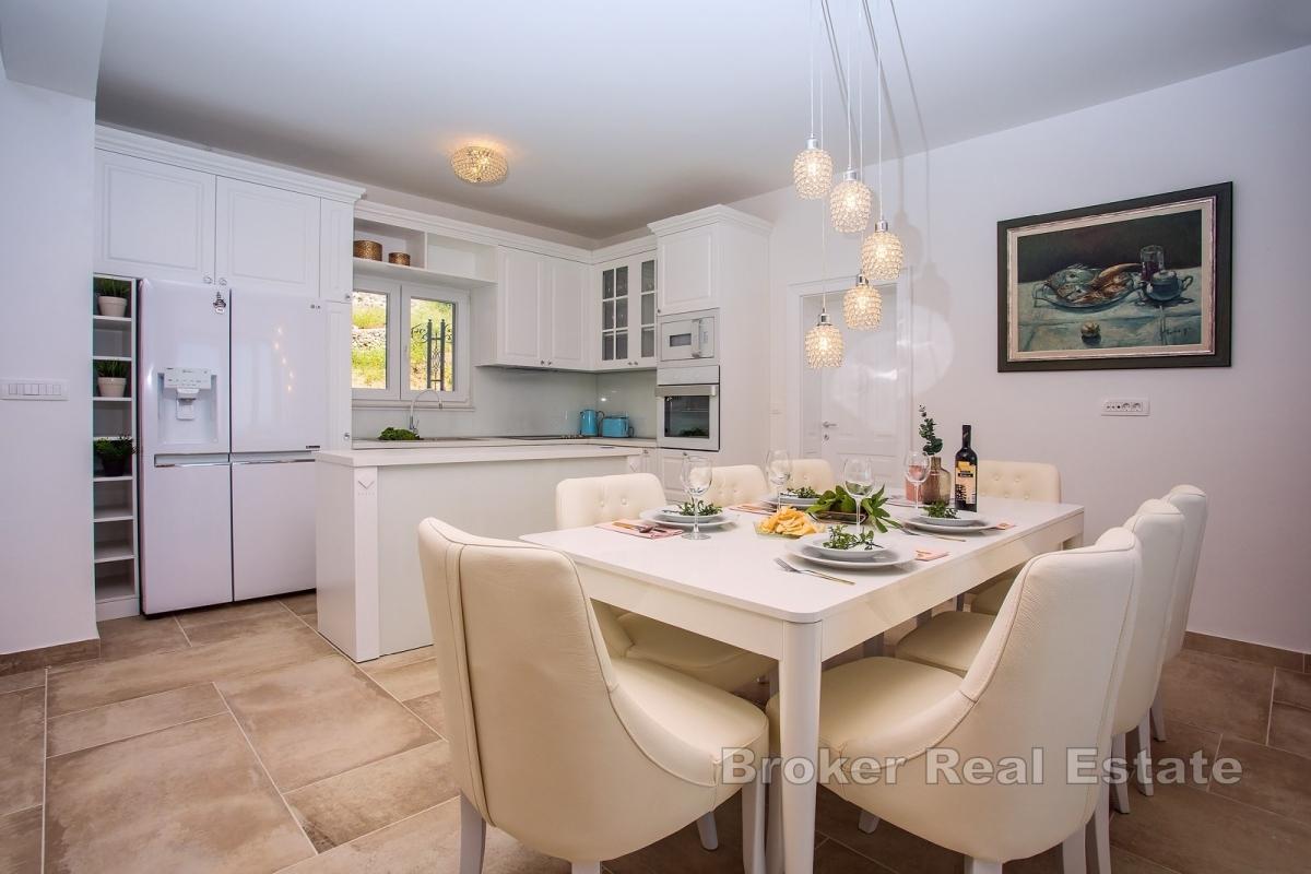 Villa mit Pool und freiem Meerblick