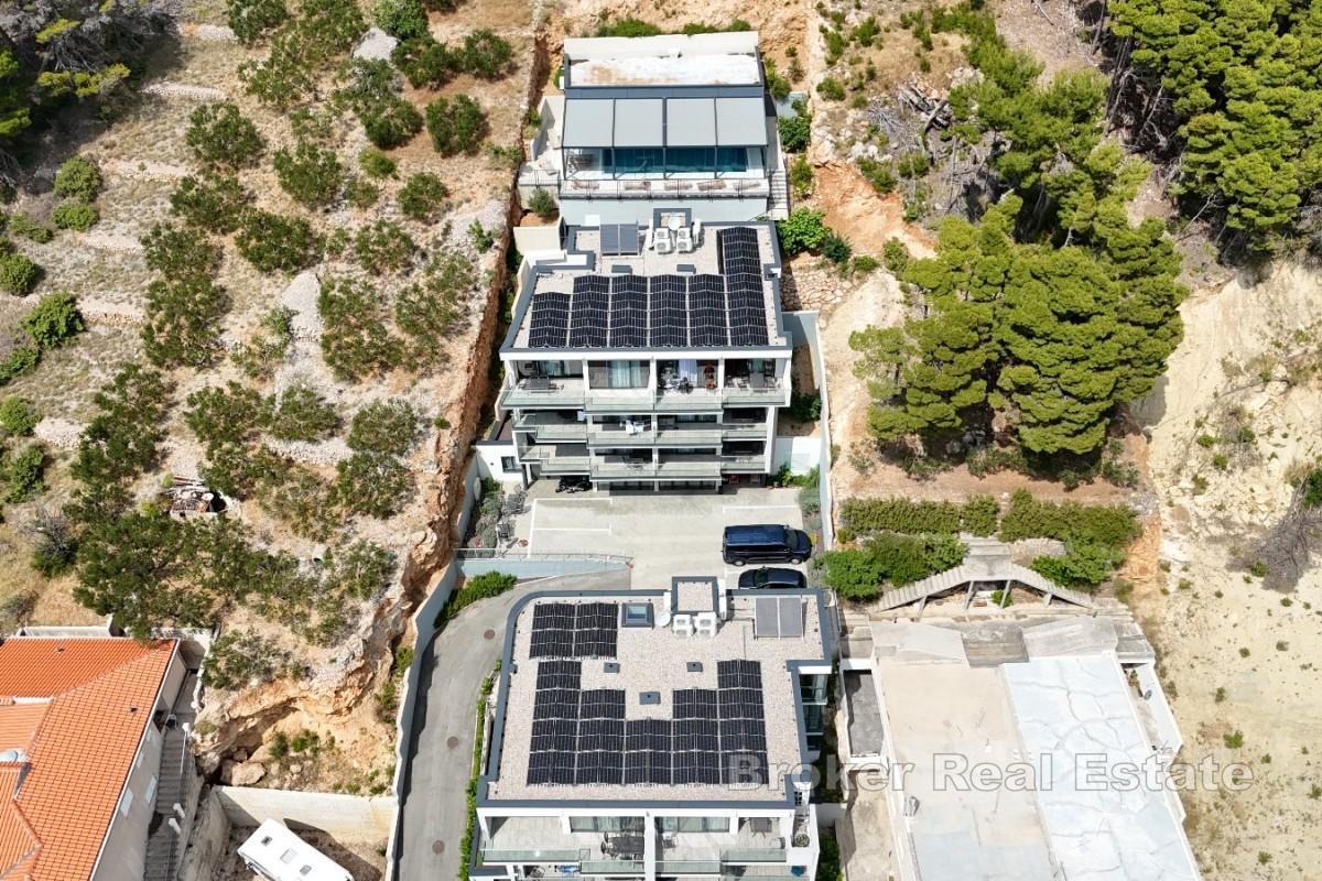 Takvåning med panoramautsikt över havet