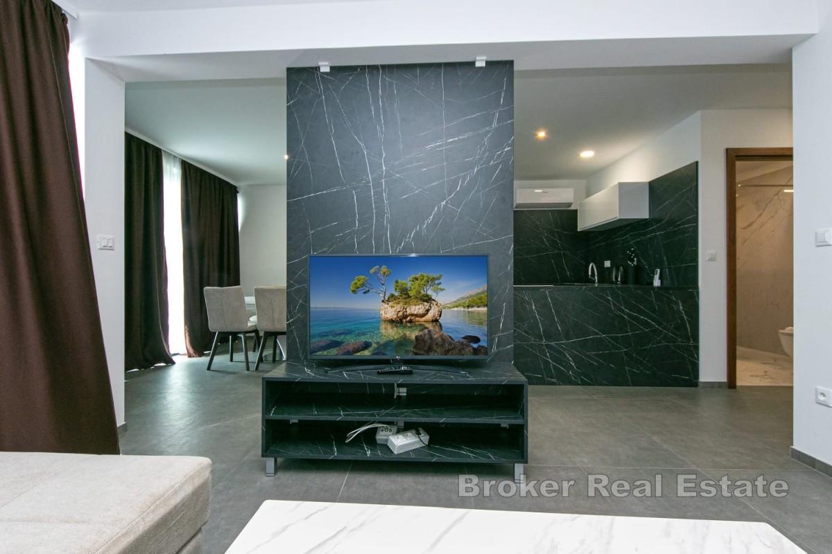 Takvåning med panoramautsikt över havet