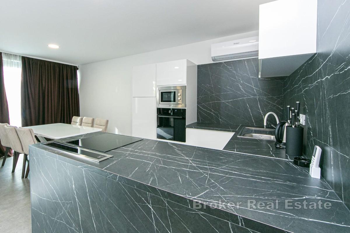 Takvåning med panoramautsikt över havet