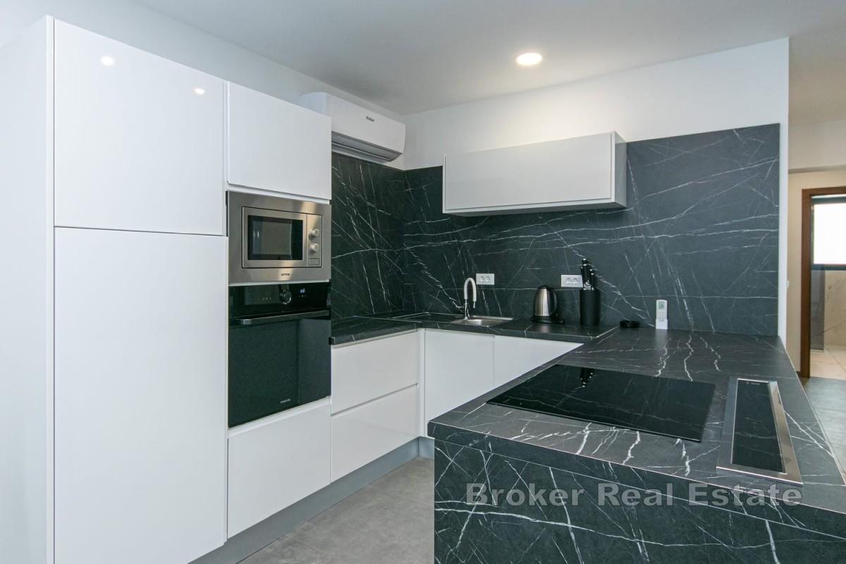 Takvåning med panoramautsikt över havet