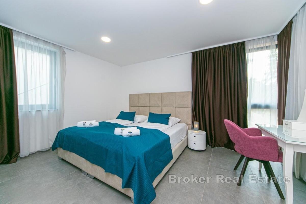 Takvåning med panoramautsikt över havet