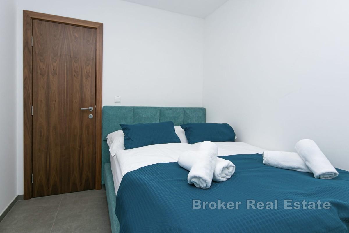 Takvåning med panoramautsikt över havet