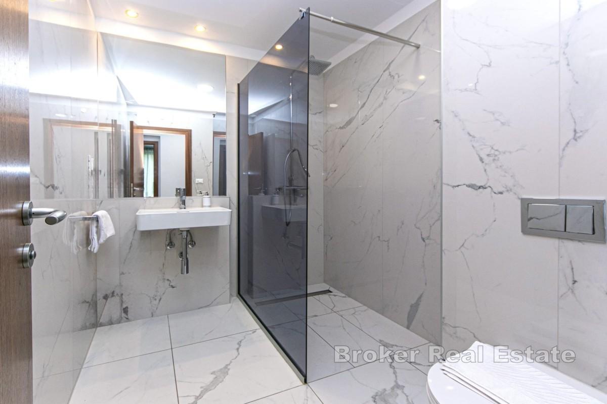 Takvåning med panoramautsikt över havet