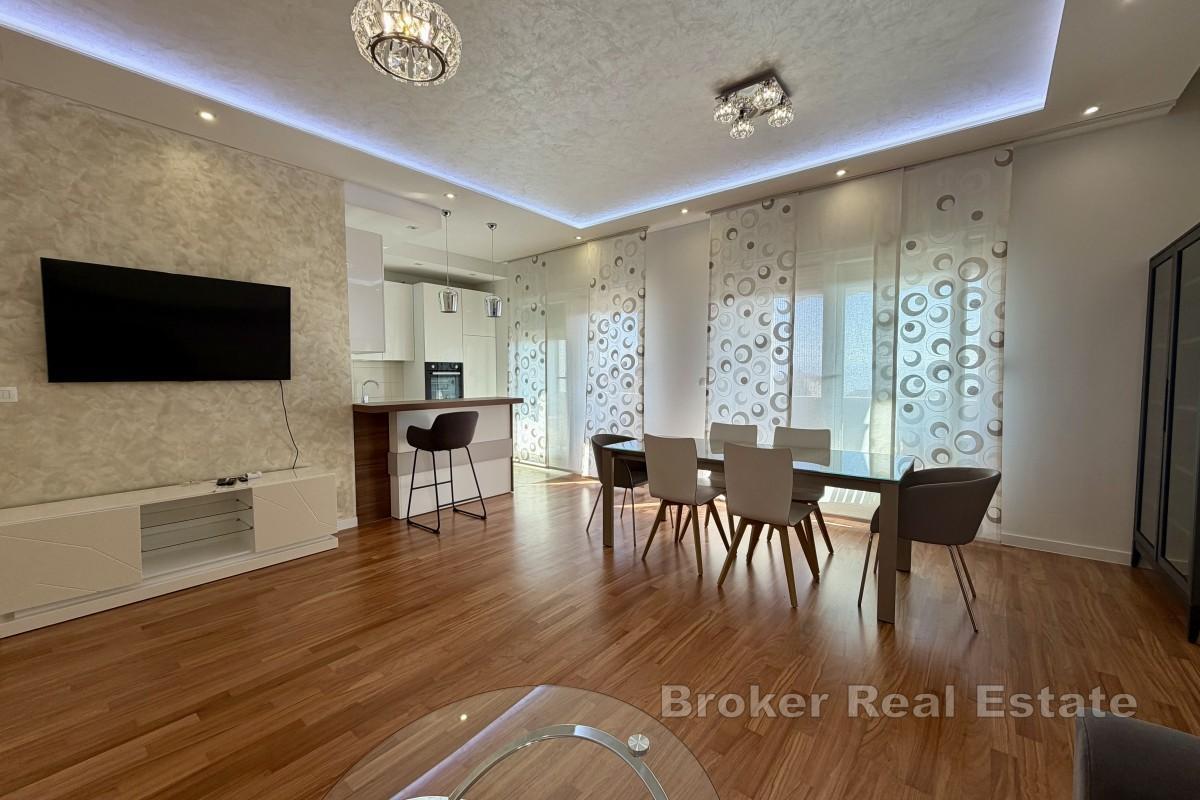 Appartamento con tre camere da letto e vista mare