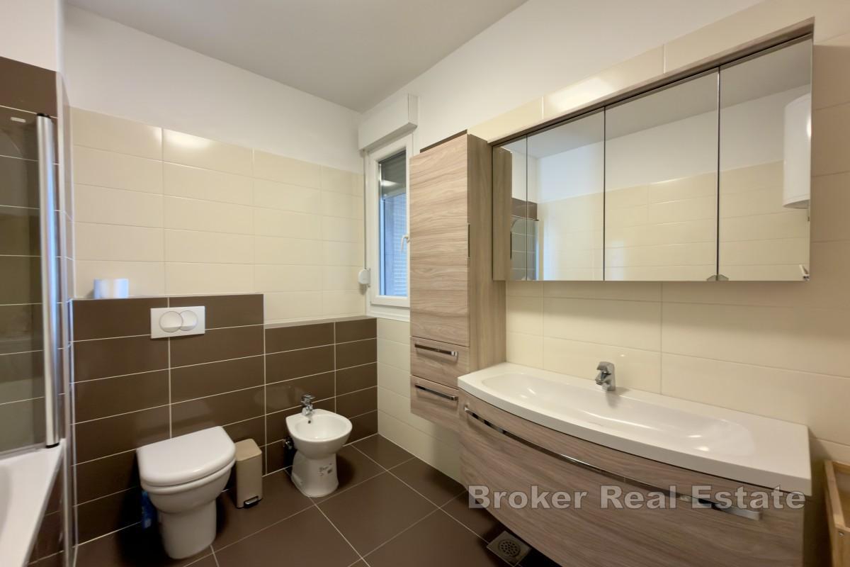 Appartamento con tre camere da letto e vista mare