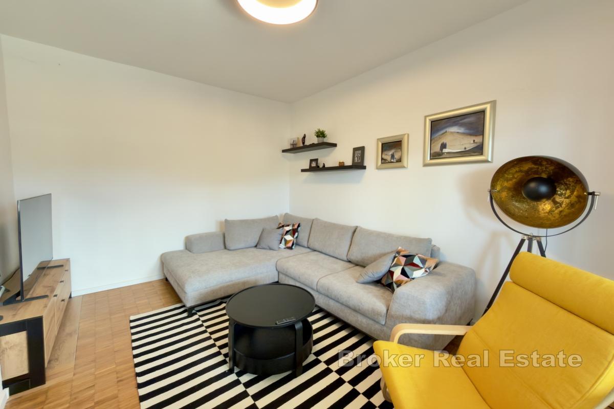 Tri apartmanske jedince s pogledom na more