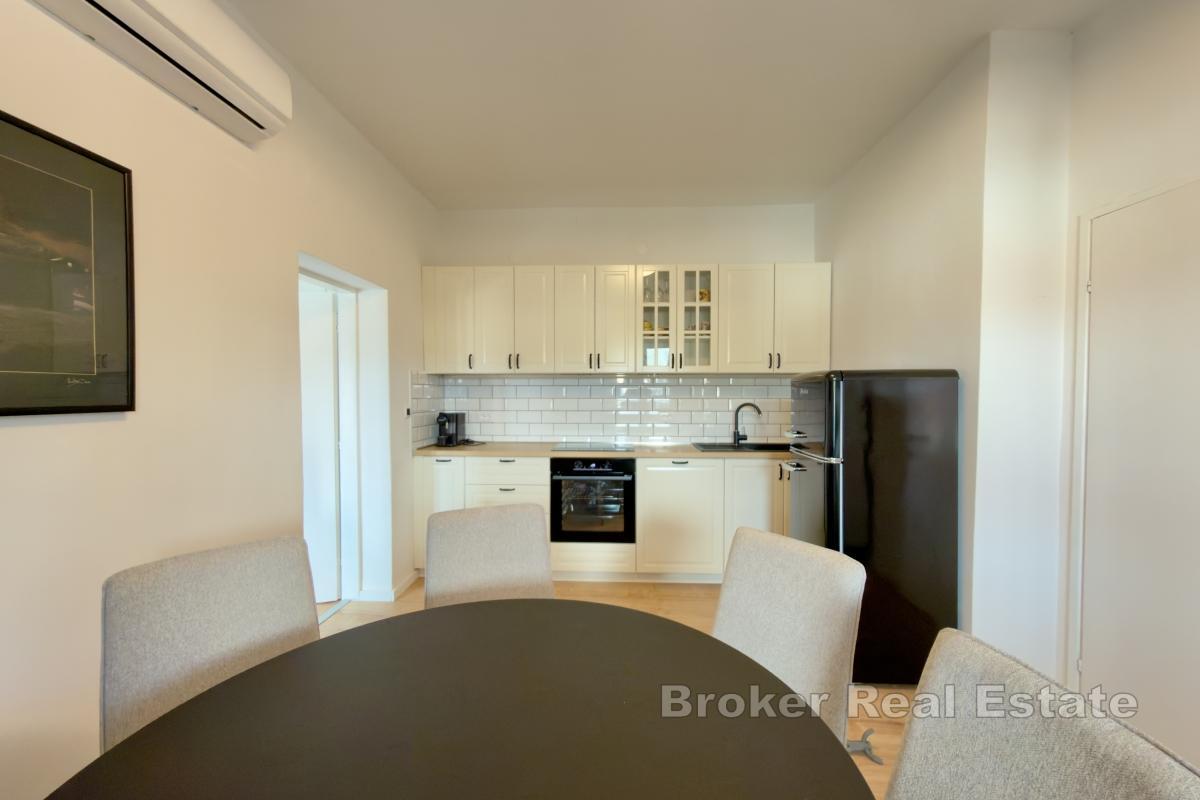 Tri apartmanske jedince s pogledom na more