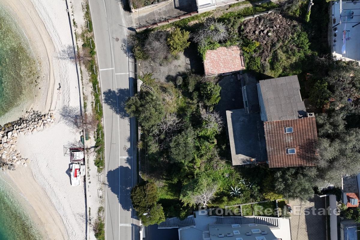 Tomt med to bygninger, første rad mot sjøen