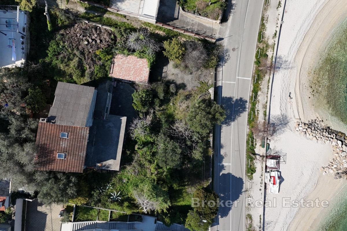 Tomt med to bygninger, første rad mot sjøen