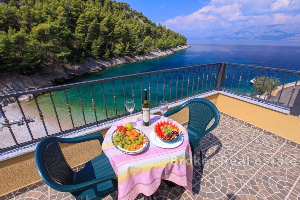 001-2050-02-Hvar-Apartment-house-first-row-to-the-sea