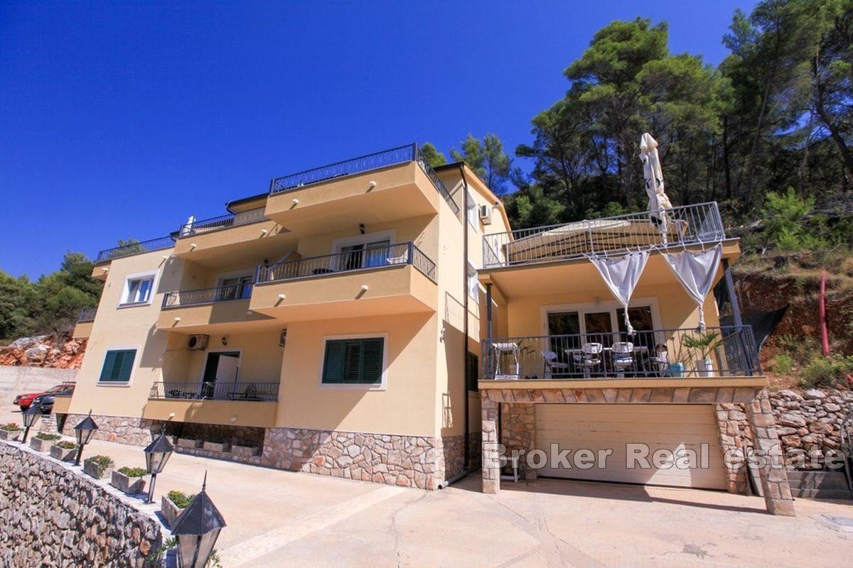 Apartment house first row to the sea