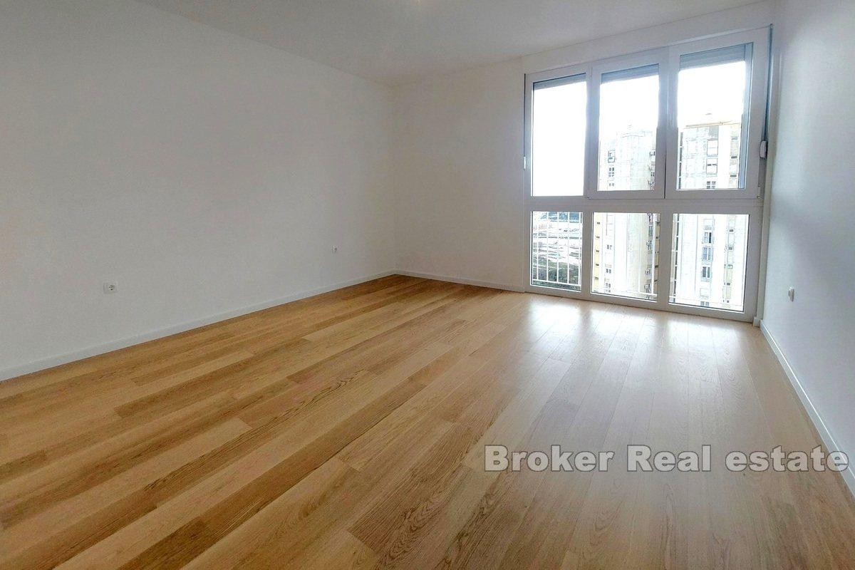 Apartment with a sea view, close to the city center