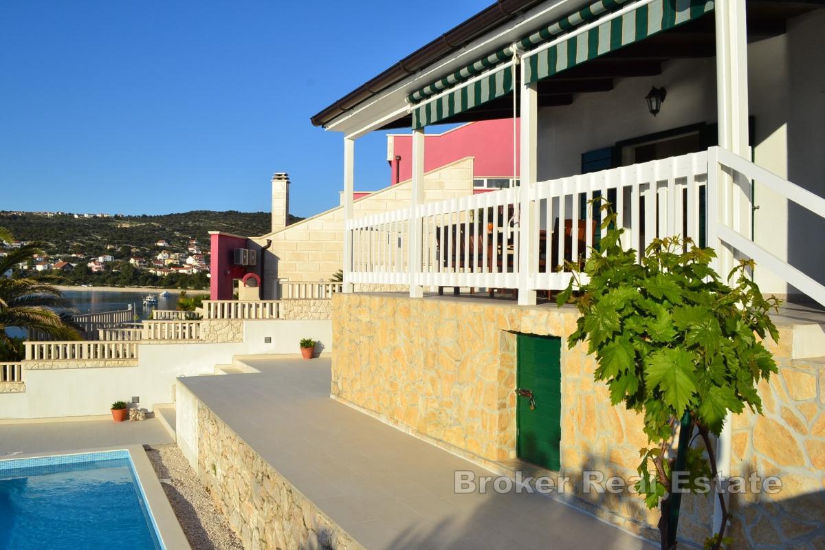 Première rangée de la mer, charmante maison avec piscine