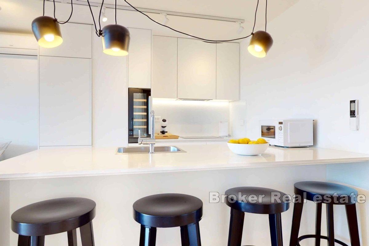 Modern lägenhet med en rymlig terrass och panoramautsikt