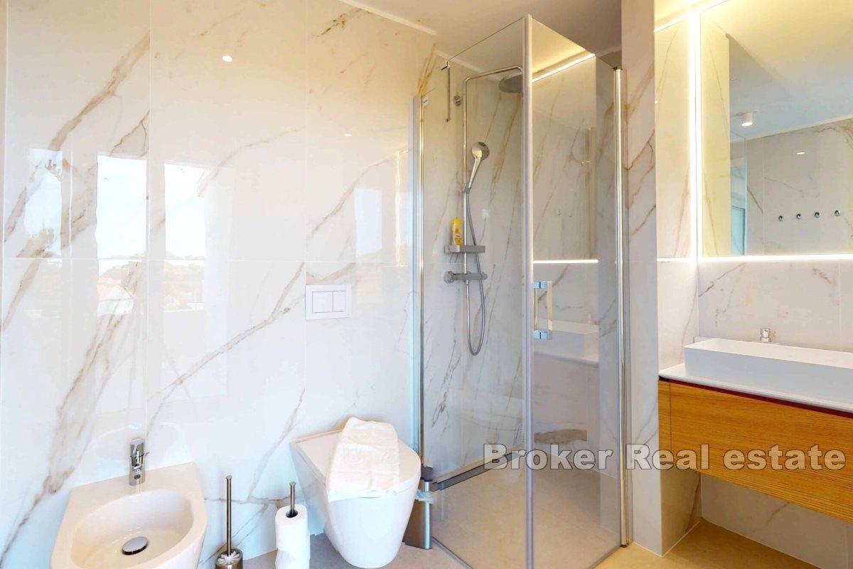 Modern lägenhet med en rymlig terrass och panoramautsikt
