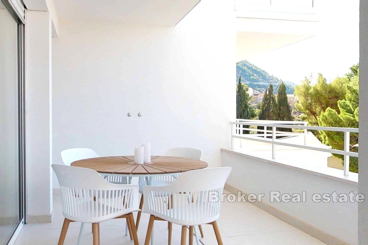 Moderne leilighet med romslig terrasse og panoramautsikt