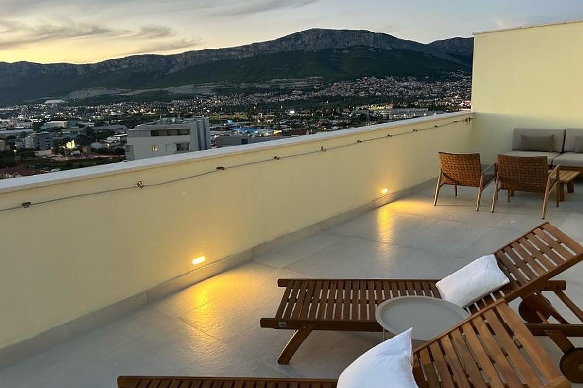 Attico con terrazza e vista sulla città